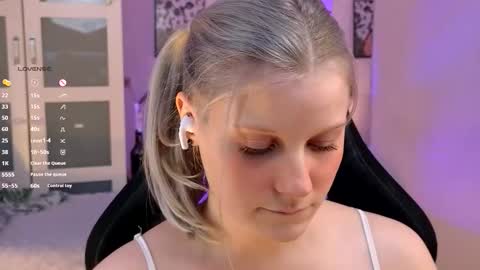 Snapshot of shinejoan chatting on 11/21/25, 09:57 help me reach my first 25 thumbs up online show from 11/21/25, 09:57