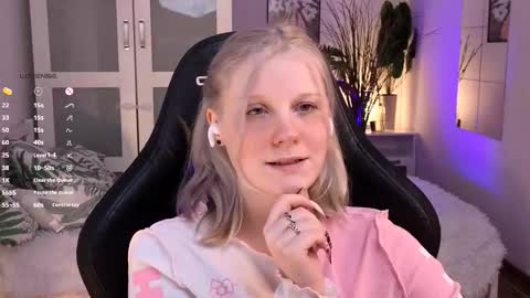 Snapshot of shinejoan chatting on 11/22/25, 09:36 help me reach my first 25 thumbs up online show from 11/22/25, 09:36