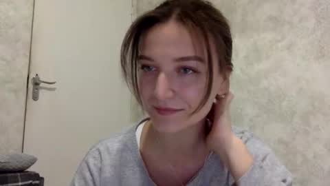 Snapshot of shining_pearl chatting on 10/28/25, 09:39 Jesica online show from 10/28/25, 09:39