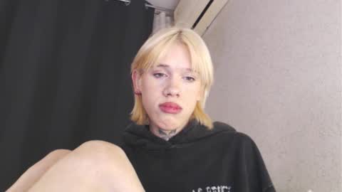 Snapshot of shortskrt chatting on 02/24/26, 06:06 polii and alisa online show from 02/24/26, 06:06