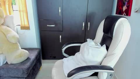 Nahomy online show from 02/23/26, 09:45