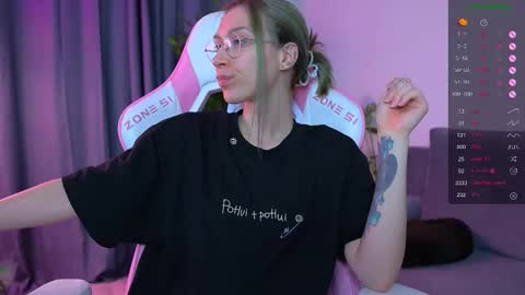 Snapshot of shy_or_horny chatting on 10/17/25, 04:20 HI i am Marcy online show from 10/17/25, 04:20