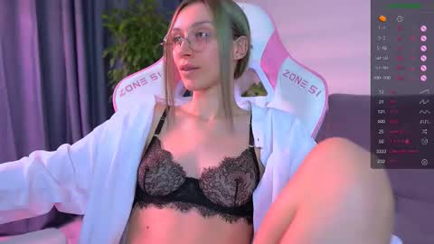 Snapshot of shy_or_horny chatting on 10/21/25, 07:58 HI i am Marcy online show from 10/21/25, 07:58