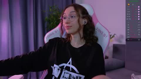 Snapshot of shy_or_horny chatting on 12/19/25, 05:31 HI i am Marcy online show from 12/19/25, 05:31