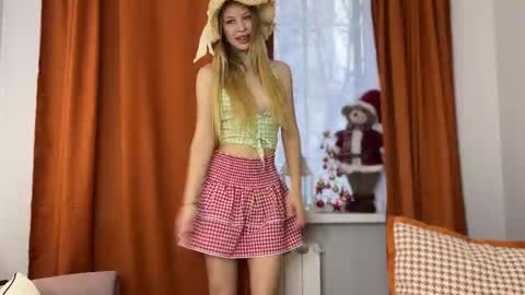 Snapshot of shyrubate chatting on 12/15/25, 06:06 Aurora online show from 12/15/25, 06:06