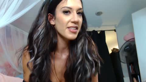 Snapshot of siclianprincess chatting on 10/18/25, 07:36 Miss Meadow Gotti Romano online show from 10/18/25, 07:36