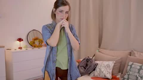 Snapshot of silent_chill chatting on 10/29/25, 02:41 Chilli online show from 10/29/25, 02:41