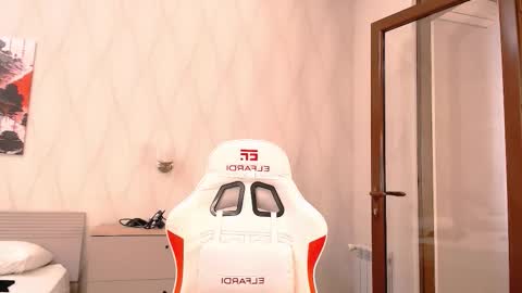 Snapshot of silk_ann chatting on 10/15/25, 08:47 silk_ann online show from 10/15/25, 08:47