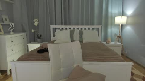 Snapshot of simonadebeauvoir chatting on 01/24/25, 05:00 Simona online show from 01/24/25, 05:00