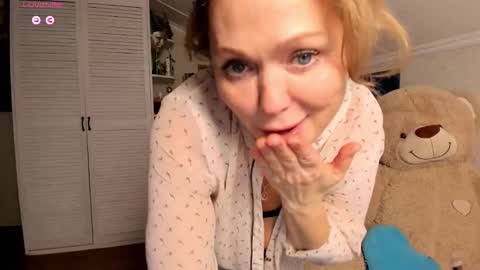 Snapshot of simonmartina chatting on 11/02/25, 10:28 Simona online show from 11/02/25, 10:28