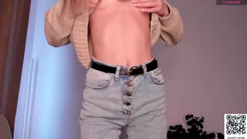 Naomi online show from 09/18/25, 11:23