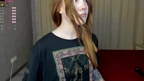 Snapshot of sinfulsmile_ chatting on 06/20/26, 10:18 Ivy online show from 06/20/26, 10:18