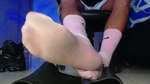 only foot                         worshipers here online show from 02/09/26, 07:34