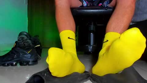 only foot                         worshipers here online show from 04/29/26, 05:11