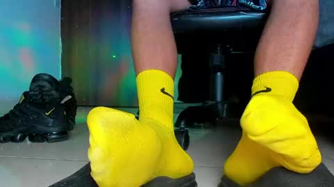 only foot                         worshipers here online show from 05/01/26, 06:40
