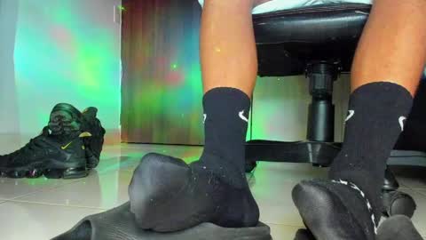 only foot                         worshipers here online show from 05/09/26, 04:28