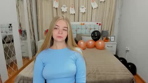 SirenaBloom online show from 10/23/25, 05:51