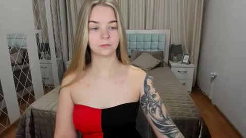 SirenaBloom online show from 11/17/25, 05:35