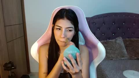 Snapshot of skinny_hailey1 chatting on 03/07/25, 01:07 Hailey online show from 03/07/25, 01:07