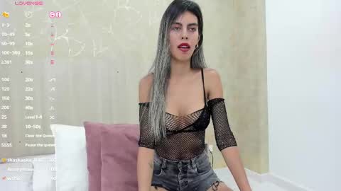 Snapshot of skinny_noa chatting on 02/26/25, 05:28 Noa online show from 02/26/25, 05:28