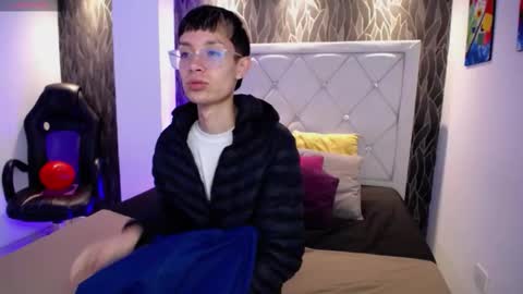 Snapshot of skinny_office chatting on 02/19/26, 01:18 David online show from 02/19/26, 01:18