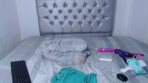 Snapshot of skinnyy_andtight chatting on 01/10/25, 06:20 Alexa online show from 01/10/25, 06:20