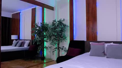 Snapshot of skylarspark chatting on 09/18/25, 07:38 SkylarSpark online show from 09/18/25, 07:38