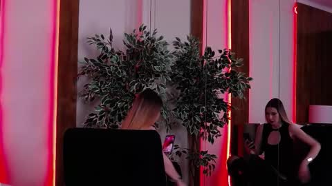 Snapshot of skylarspark chatting on 11/27/25, 09:06 SkylarSpark online show from 11/27/25, 09:06