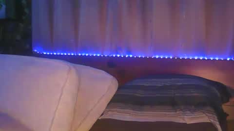 Snapshot of skyonetoo3 chatting on 09/27/25, 04:39 skyonetoo3 online show from 09/27/25, 04:39