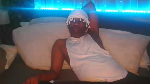 Snapshot of skyonetoo3 chatting on 12/16/25, 05:18 skyonetoo3 online show from 12/16/25, 05:18