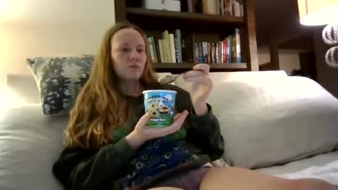 Snapshot of skywinters chatting on 09/21/25, 12:12 Sky Winters online show from 09/21/25, 12:12