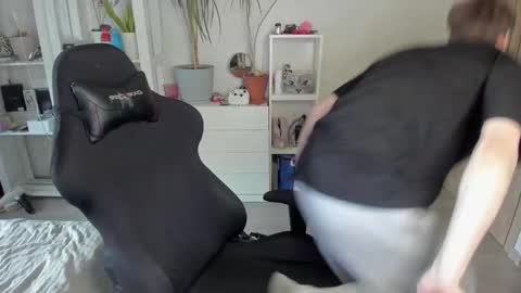 Snapshot of slippery_baby chatting on 03/04/25, 12:55 Mila online show from 03/04/25, 12:55