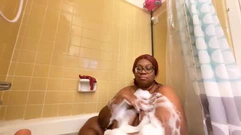 Snapshot of sluttypooh chatting on 02/14/26, 05:32 Pooh online show from 02/14/26, 05:32