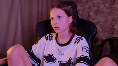 Snapshot of small_emma0 chatting on 09/17/25, 04:41 Emma online show from 09/17/25, 04:41