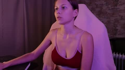 Snapshot of small_emma0 chatting on 11/21/25, 06:28 Emma online show from 11/21/25, 06:28