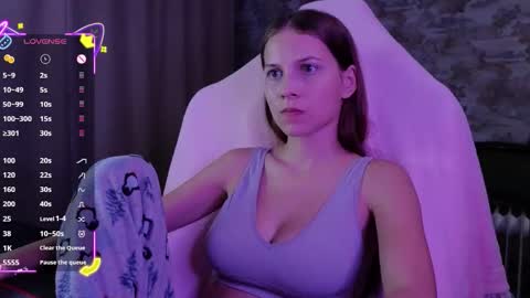 Snapshot of small_emma0 chatting on 11/27/25, 05:59 Emma online show from 11/27/25, 05:59