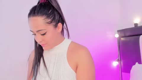 Snapshot of smiling__girl chatting on 02/20/25, 10:04 online show from 02/20/25, 10:04