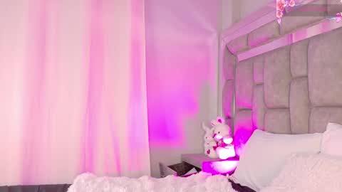 Snapshot of smiling__girl chatting on 11/22/25, 06:40 online show from 11/22/25, 06:40