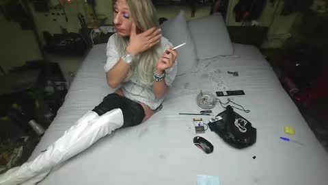 smokeslut365 online show from 10/18/25, 09:04