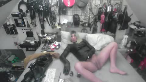 smokeslut365 online show from 12/19/25, 10:06