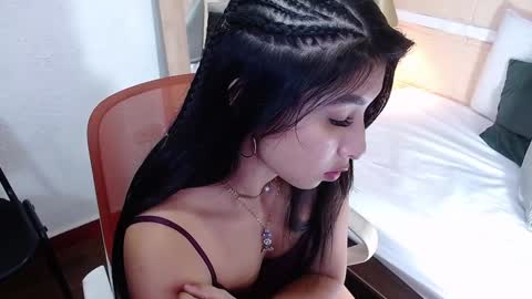 Snapshot of sneakyy_fantasy chatting on 01/03/25, 04:00 Hellen online show from 01/03/25, 04:00
