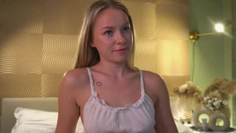 Snapshot of snow_is_falling chatting on 12/04/24, 01:42 Candice Snow online show from 12/04/24, 01:42