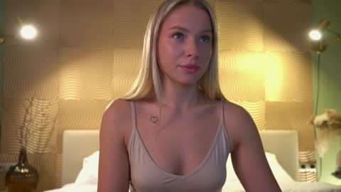 Snapshot of snow_is_falling chatting on 12/08/24, 01:36 Candice Snow online show from 12/08/24, 01:36