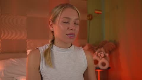 Snapshot of snow_is_falling chatting on 12/25/24, 12:47 Candice Snow online show from 12/25/24, 12:47