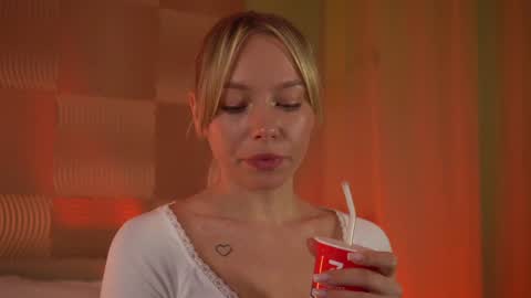 Snapshot of snow_is_falling chatting on 12/28/24, 01:17 Candice Snow online show from 12/28/24, 01:17