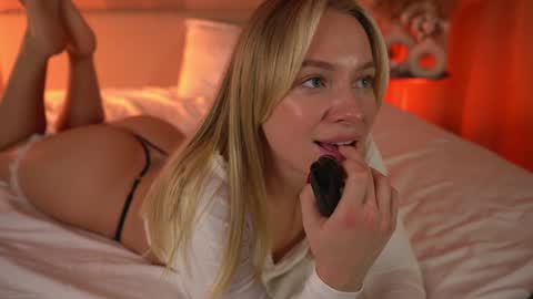 Snapshot of snow_is_falling chatting on 01/12/25, 04:29 Candice Snow online show from 01/12/25, 04:29