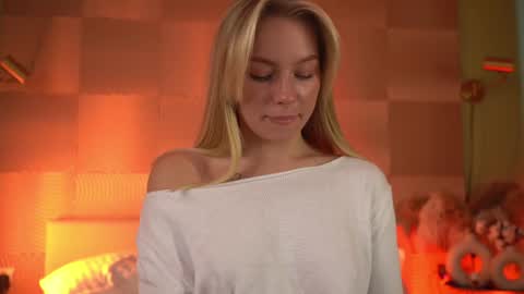 Snapshot of snow_is_falling chatting on 01/16/25, 08:00 Candice Snow online show from 01/16/25, 08:00