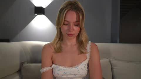 Snapshot of snow_is_falling chatting on 01/25/25, 02:47 Candice Snow online show from 01/25/25, 02:47