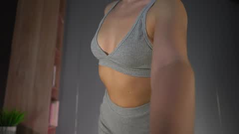 Snapshot of snow_is_falling chatting on 02/04/25, 07:22 Candice Snow online show from 02/04/25, 07:22