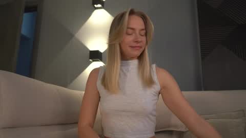 Snapshot of snow_is_falling chatting on 03/11/25, 09:24 Candice Snow online show from 03/11/25, 09:24